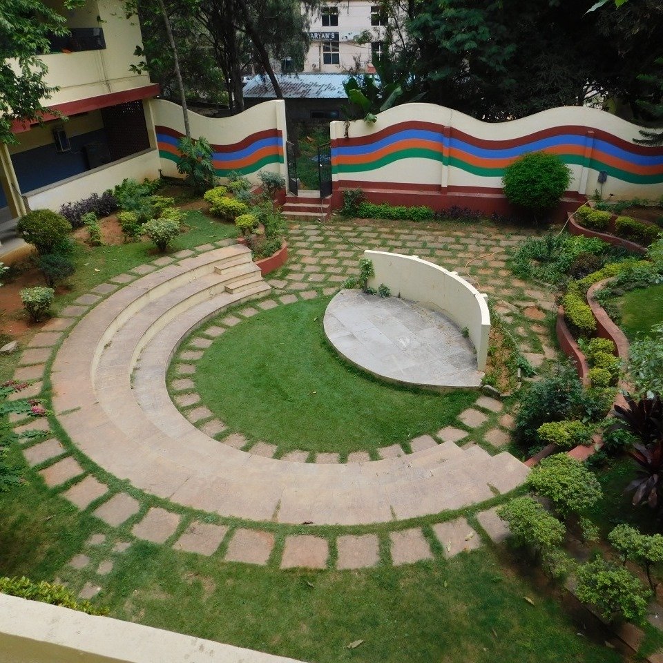 Navaprajna Public School logo